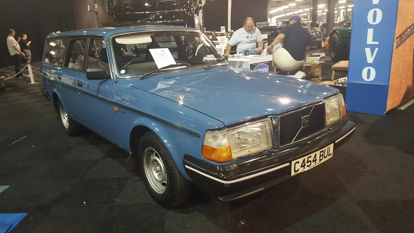 1988 Volvo 240 in Blue