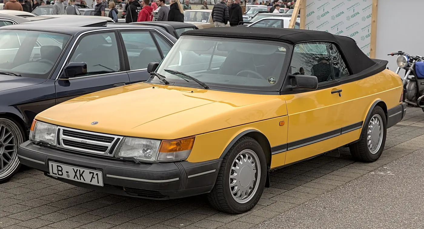 1990 Saab 900 in Yellow