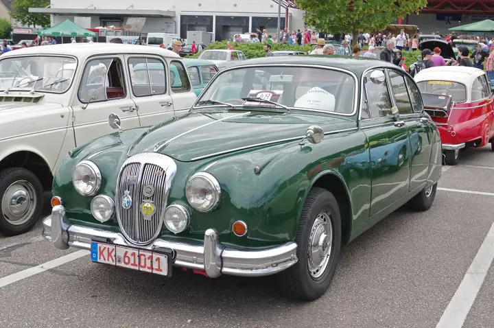 1967 Daimler V8 250 in British racing green
