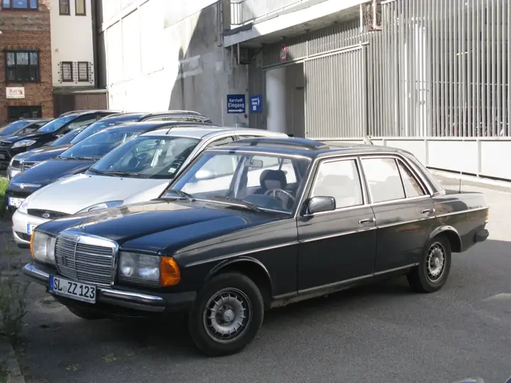 1984 Mercedes-Benz 230E in Dark blue