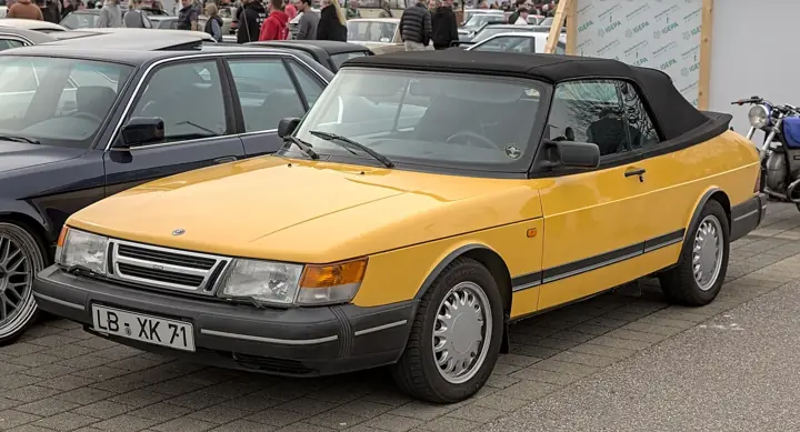 1990 Saab 900 in Yellow